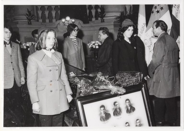 Gattatico-Reggio Emilia, 27-30 marzo 1970, Funerali di Alcide Cervi, camera ardente di Alcide nella Sala del Tricolore di Reggio Emilia, picchetto d'onore